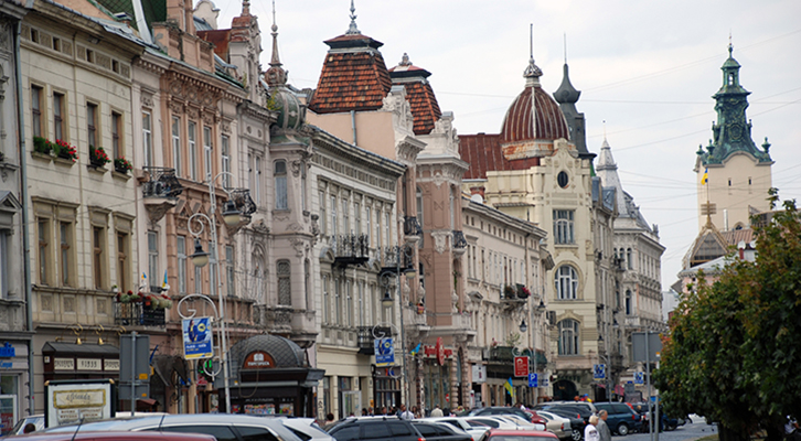 Capitale dell’antica Galizia, Leopoli, Lviv in Ucraino, è la città dove l’influenza sovietica e la sua orribile architettura hanno fatto meno danni.
