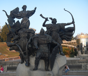 Ucraina. Statua dei fondatori di Kiev in piazza Maidan