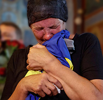 Le lacrime di una madre per il figlio caduto in battaglia