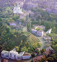 Kyiv, la Andrijivsky uzviz con in cima la chiesa di Sant'Andrea