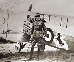 Allergia agli eroi. L’asso dell’aviazione italiana Francesco Baracca (1888-1918) davanti al suo aereo con il simbolo del Cavallino rampante