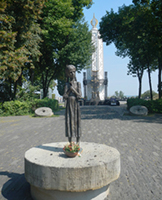Kyiv, Monumento all'ingresso Museo dell'Holodomor. Una bambina strige al petto le spighe di grano