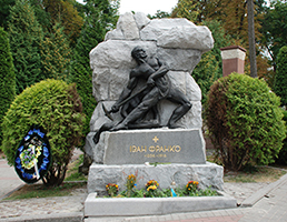 Tomba di Ivan Franko nel cimitero monumentale Lychakivske di Leopoli. Nell'Ottocento Ivan Franko e Taras Shevchenko posero le basi intellettuali dell'indipendenza ucraina 