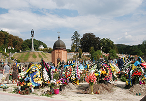 Ucraina. Leopoli, Cimitero Lychakivske. Agosto 2015: la parte nuova del cimitero accoglie i caduti nella difesa delle regioni minacciate di di Doneck e Luhansk (foto dell'autore)