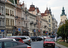 Leopoli, uno scorcio del centro storico. Il capoluogo della Galizia ha resistito più di altre città dell'Ucraina alle deturpazioni urbanistiche del periodo sovietico (Foto dell'autore, 2015)