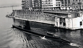Il sommergibile Alfredo Cappellini mentre esce dal porto. Dopo aver effettuato il 16 ottobre 1940 agli ordini del Comandante Salvatore Todaro l'affondamento della nave nemica e il salvataggio dei naufraghi, partecipò al comando di Marco Revedin al recupero dei naufraghi del Laconia il 12 settembre 1942