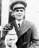 Umberto Nobile con l'inseparabile cagnetta Titina