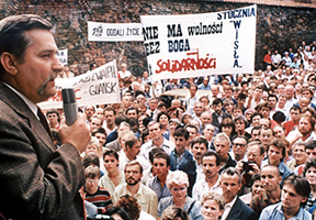 Beda Romano, Dal Baltico al Mar Nero, Il Mulino. Nella foto: Danzica1980. Lech Walesa, leader del sindacato polacco Solidarność, parla ai lavoratori durante uno sciopero ai cantieri navali