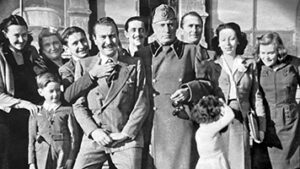 Eraldo Monzeglio compare dietro a Mussolini in una foto di famiglia scatta nel marzo del 1944 a Villa Feltrinelli