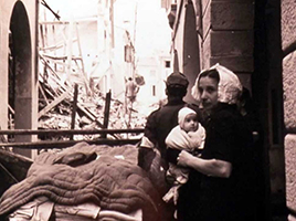 Treviso 7.10.1944. Una madre con in braccio il figlioletto scampata alla furia delle bombe Alleate