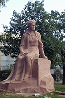 Il monumento a Lesja Ukrajinka nella città natale di Novohrad-Volyns’kyj