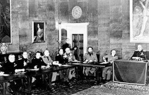 Giuseppe Bottai votò l'odg Grandi che portò alla caduta del fascismo del governo fascista. Il Re ordinò l'arresto di Mussolini e nominò capo del governo, il Maresciallo d'Italia Pietro Badoglio.