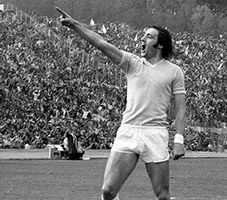 Giorgio Chinaglia saluta i tifosi dopo un goal