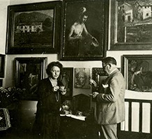 Margherita Sarfatti nel suo appartamento romano: alle sue spalle si riconoscono la Natura morta con caffettiera di André Derain e la Vergine di Adolfo Wildt, 1930 circa (Mart, Archivio del ’900, Fondo Sarfatti).