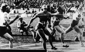 Olimpiadi di Berlino 1936. Ondina Valla taglia il traguardo che gli vale la medaglia d'Oro negli 80 metri ostacoli