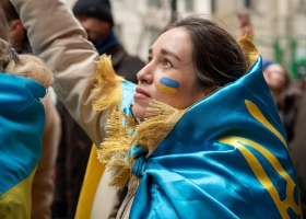 Una donna ucraina in Italia manifesta per la salvezza del suo Paese