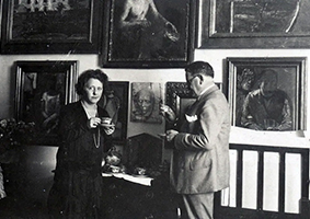 Margherita Sarfatti circondata dai quadri del suo Novecento