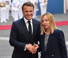 La stretta di mano tra Giorgia Meloni ed Emmanuel Macron nel recente incontro a Roma per porre le basi per una proficua collaborazione tra Italia e Francia