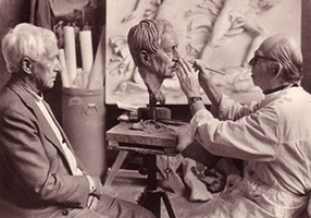 Ernst Jünger in posa per lo scultore Arno Breker intento a modellare il suo suo busto (1982 -1983)