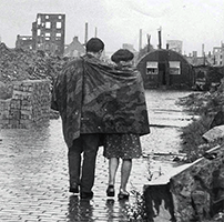 Una immagine di Dresda distrutta dai bombardamenti terroristici anglo-americani