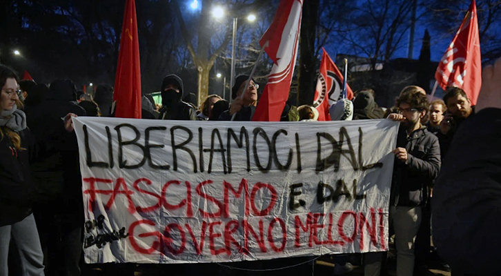 Il dibattito sul fascismo infinito sembra essere una componente strutturale del dibattito pubblico del nostro paese. Nella foto manifestanti antifascisti