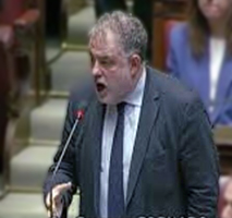 Il deputato Pd Federico Fornaro che inveisce contro la Presidente del Consiglio accusata di 'leso Manifesto di Ventotene' e invitata inginocchiarsi davanti ai suoi autori.