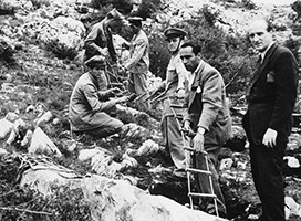 La riesumazione dei cadaveri da una delle foibe nella quale i partigiani titini gettarono gli italiani
