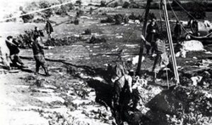 La pietosa opera di riesumazione dei cadaveri di italiani gettati in una Foiba