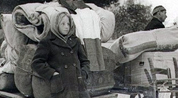 10 febbraio Giorno del Ricordo. Nella foto: Il tricolore su di un carro di una famiglia italiana durante il triste esodo del 1945