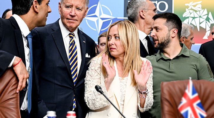 Meloni, Sallusti, La versione di Giorgia, Rizzoli. Nella foto una curiosa espressione di Giorgia Meloni 'stretta tra il premier inglese Rishi Sunak, l'americano Joe Biden e il presidente ucraino Volodymyr Zelens'kyj