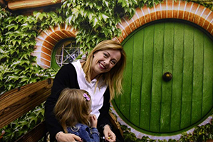 Giorgia Meloni, con la figlia Ginevra, dinanzi ad una riproduzione di una casa degli Hobbit, personaggi dei romanzi di J.R.R.Tolkien