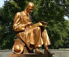 La statua di Indro Montanelli (1909-2001) a Milano.