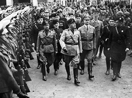Benito Mussolini passa in rassegna un picchetto d'onore