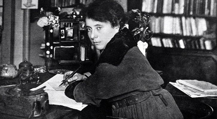 Margherita Sarfatti nel suo studio milanese