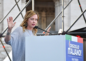 Giorgia Meloni sul palco durante un comizio
