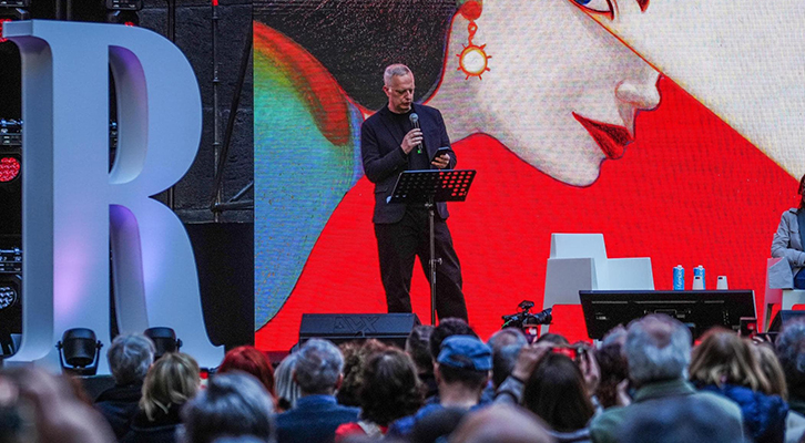 Nel saggio «Antifascisti immaginari» Antonio Padellaro denuncia la riduzione dell’antifascismo da valore fondante della democrazia repubblicana a spettacolo di massa popolato da «maschere su misura». Nella foto Antonio Scurati
