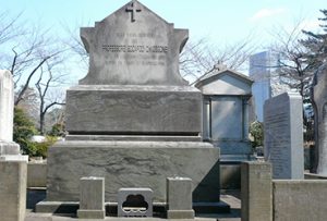 La tomba di Edoardo Chiossone nel cimitero di Aoyama a Tokio