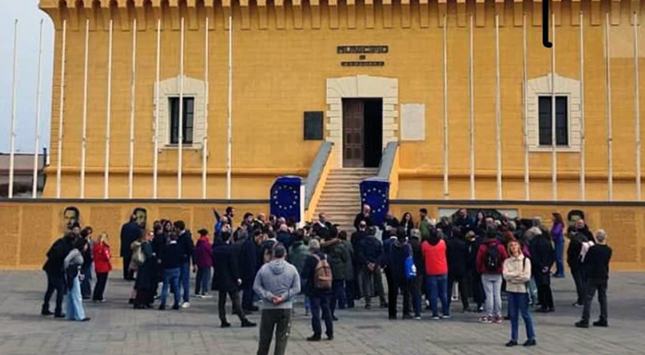 Ventotene, 23 marzo 2025. Lo sparuto gruppo di esponenti del Pd in pellegrinaggio nell'isola dove Altiero Spinelli e Ernesto Rossi, al confino durante il regime fascista, redassero il famoso Manifesto