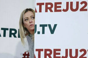 Giorgia Meloni mentre attende di entrare sul palco di Atreju 2021