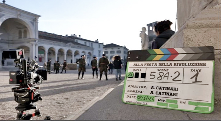 Un momento delle riprese del film Alla Festa della Rivoluzione, diretto da Armando Catinari