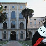 Un ritratto di Tullio Terni con sullo sfondo la sede dell'Accademia dei Lincei