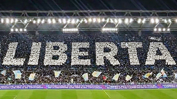 I tifosi della Curva Nord della Lazio hanno intrapreso un duro braccio di ferro con il contestato presidente Claudio Lotito