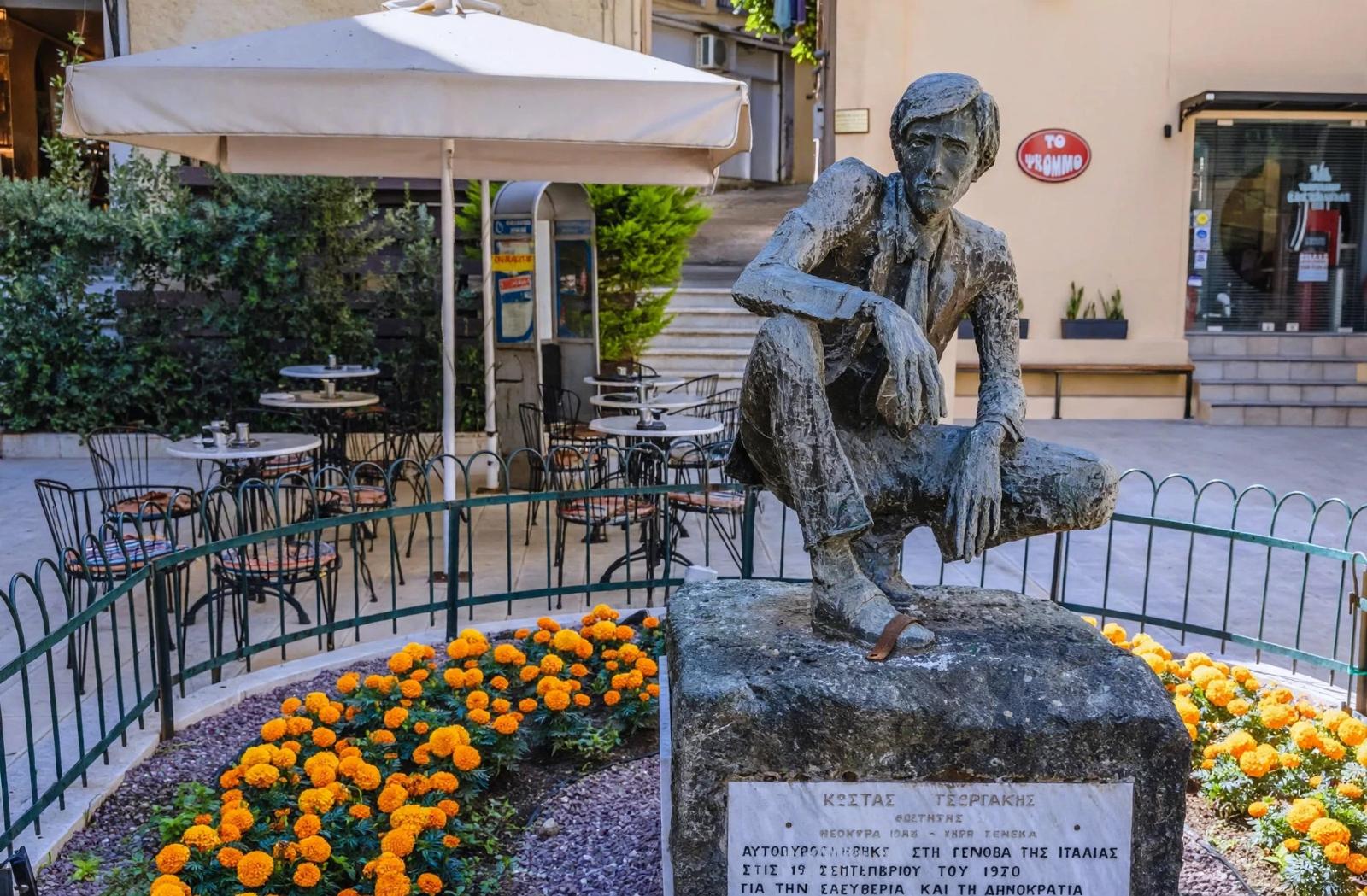 Il monumento a Kostas Georgakis nel centro di Corfù