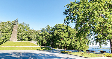 La Collina di Taras (Tarasova Hora) è un parco storico e culturale situato a Kaniv nell'oblast di Čerkasy. Dal 1861 vi si trova di fronte al Dnepr la tomba del poeta nazionale al quale è dedicata l’intera area.