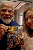 Senza maschera. Giorgia Meloni con il premier indiano Narendra Modi 
