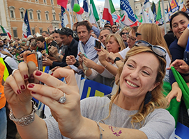 Senza maschera. Folla per Giorgia Meloni ad Udine durante la campagna elettorale del 2022