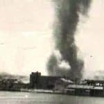 Strage di Vergarolla. La colonna di fumo che si è levata dalla spieggia dopo lo scoppio dell'esplosivo
