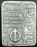 Distintivo degli ex prigionieri Rsi internati nel campo di Coltano. La medaglia, realizzata in metallo povero simile alla zama d'epoca, ha un contorno di filo spinato al cui interno vi è, in basso, un gladio da mostrina con sopra i numeri dei campi 211 (Algeri), 339 (San Rossore - Pisa e 334 (Scandicci – Firenze). In alto «P.o.W. 1945» ( Prisoner of War ) e, a destra in colonna, «Campo 337» Coltano. Il 211 Pow in Algeria fu il campo di prigionia in cui vennero internati molti Marò del battaglione Barbarigo dopo la capitolazione della Rsi. Il 339 Pow di San Rossore era un campo secondario a pochi chilometri da quello di Coltano